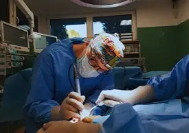 lekarze weterynarii podczas zabiegu