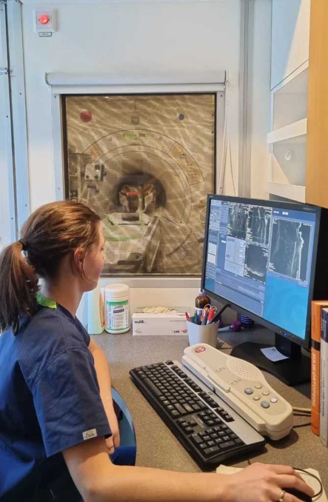 lek. Paulina Jarzombek czuwa nad przebiegiem badania MRI w naszej Klinice Teodorowscy